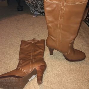 Brown leather boots w/ heel